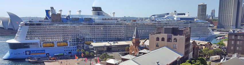 Круизный лайнер у терминала Circular Quay в Сиднее